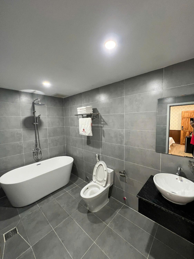 Bathroom 4, Hung Thi Hotel, Cái Răng