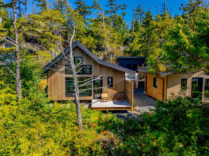 Exterior view 4, Fogged Inn, Alberni-Clayoquot
