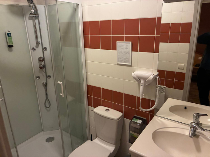 Bathroom 4, Hotel du Commerce, Puy-de-Dôme