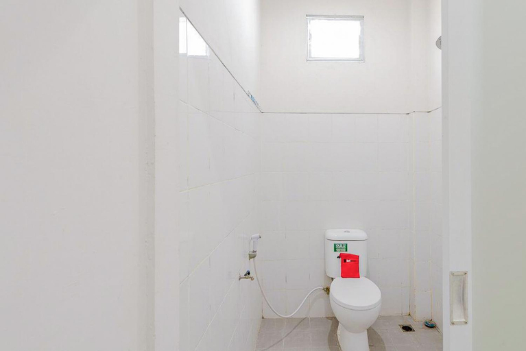 Bathroom 3, RedDoorz Plus Syariah @ Raya Nginden 2, Surabaya