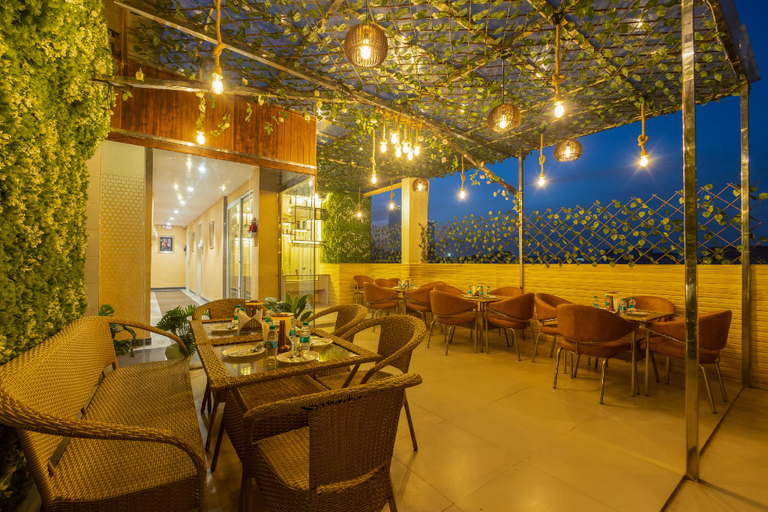 Restaurant 2, Hotel Ginzer Plaza By ASPL, Gautam Buddha Nagar