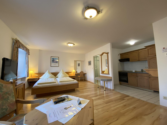 Bedroom 3, Hotel Lobmeyer, Cham