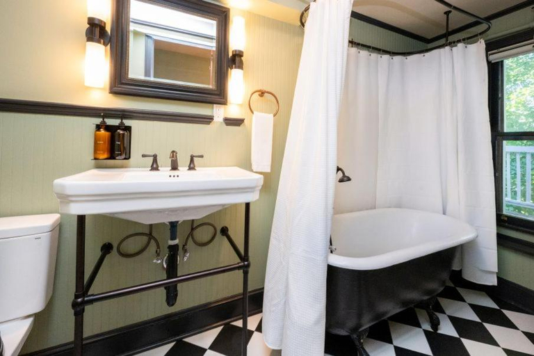 Bathroom 4, 하이드어웨이 인 레녹스, Berkshire