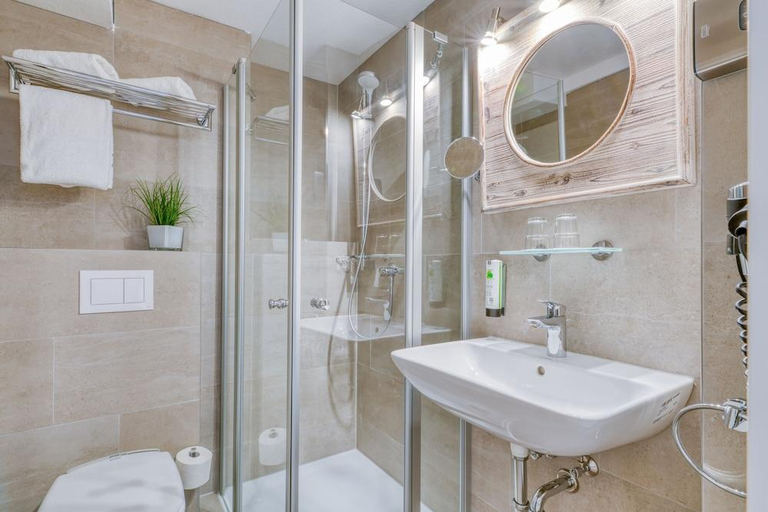 Bathroom 3, Hotel Strandschlosschen, Lübeck