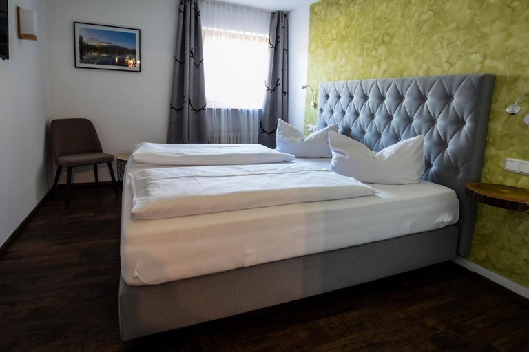 Bedroom 4, Seehotel zur Post, Miesbach