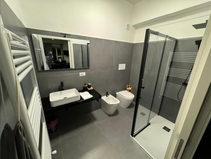 Bathroom 3, Okto apartments Milazzo, Messina