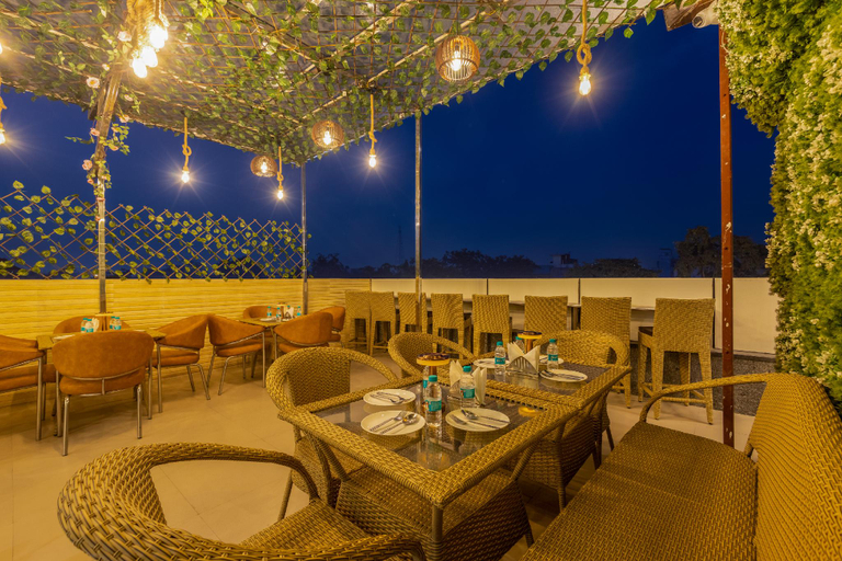 Restaurant 4, Hotel Ginzer Plaza By ASPL, Gautam Buddha Nagar