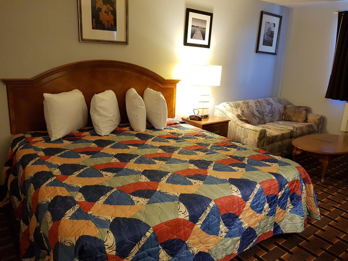 Bedroom 1, Le Mars Inn and Suites, Plymouth