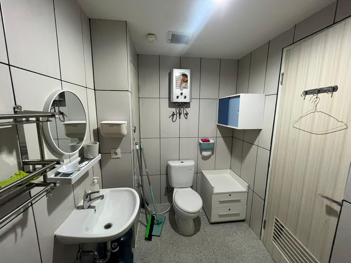 Bathroom 4, Grand Kamala Lagoon by ARKA ROOMS, Bekasi