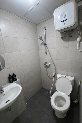 Bathroom, Apartment Vittorio Wiyung by ASH, Surabaya