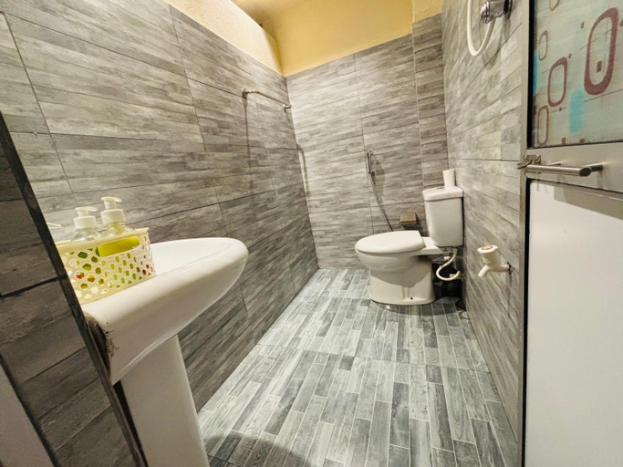 Bathroom, Airport City Hotel, Katana