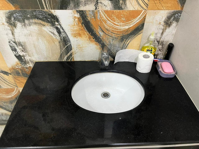 Bathroom 4, Luxury Apartment in Bahria Town, Lahore, Lahore