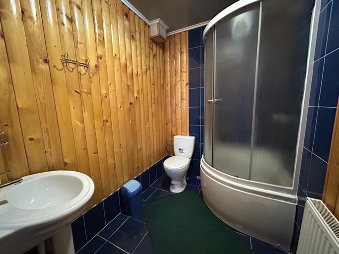 Bathroom 3, У Тараса і Лесі, Iaremchans'ka