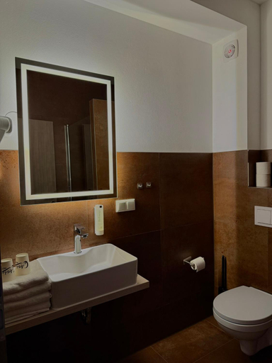 Bathroom 5, Ayhan Hotel, Region Hannover