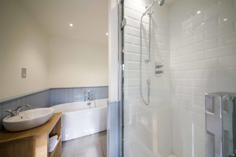 Bathroom 3, The Hare and Hounds, Levens, Cumbria