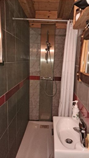 Bathroom 3, Les inseparables, Savoie
