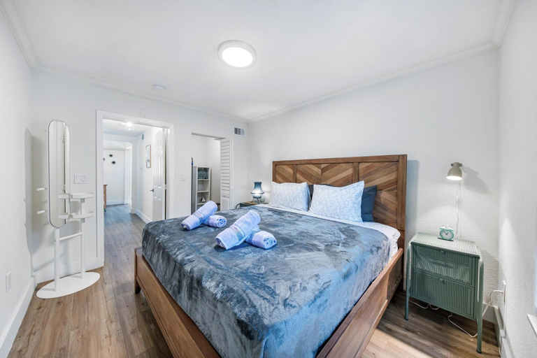 Room 5, Steps From Ocean Art Deco 1BR Free Parking, Miami-Dade