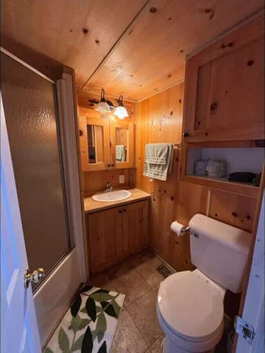 Room 4, Little Lantern Cabin, Indianapolis