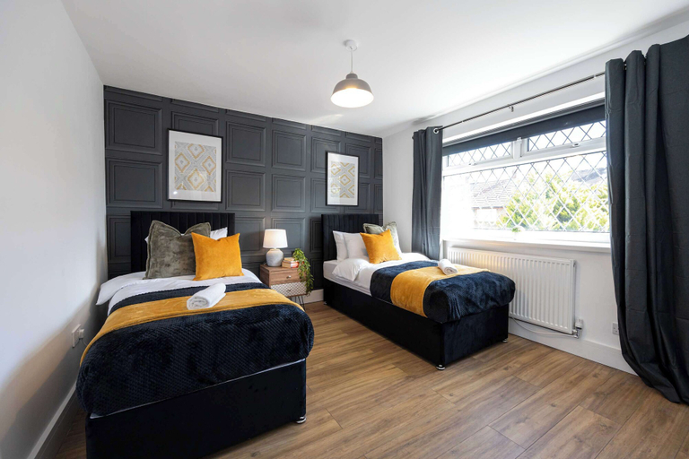 Room 4, Spacious Apartment Near MCR Airport, Manchester