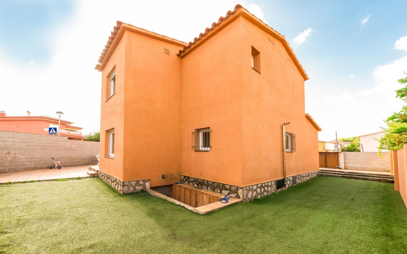 Garden, Villa in Riells Beach With Private Pool, Girona