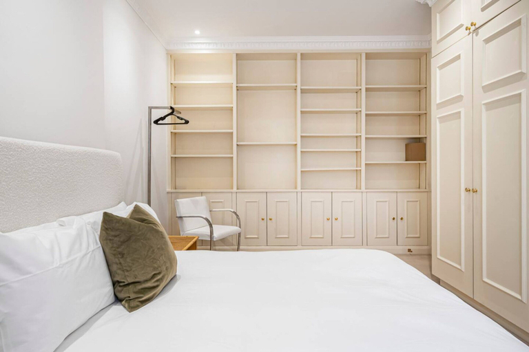 Room 4, Luxury 3BR Mayfair Apartment Near Green Park, London