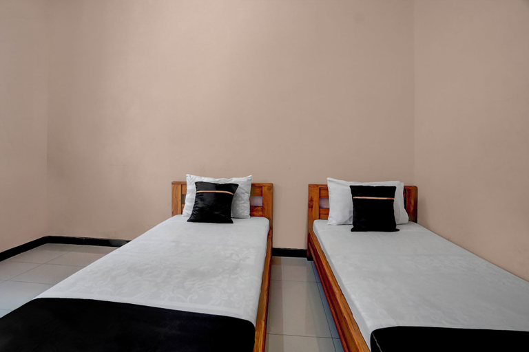 Room 3, OYO 94899 Nilskost Syariah Near Upn, Surabaya