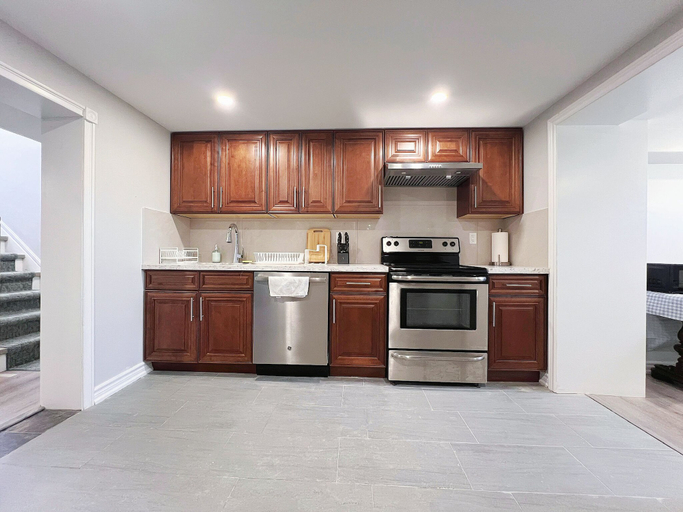 Shared kitchen, Cozy & Modern Ensuite Basement Rooms - Steps to Subway & Downsview Rogers Stadium, Toronto
