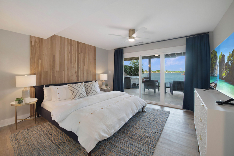 Interior 3, Lakeshore Adrift, Lincoln