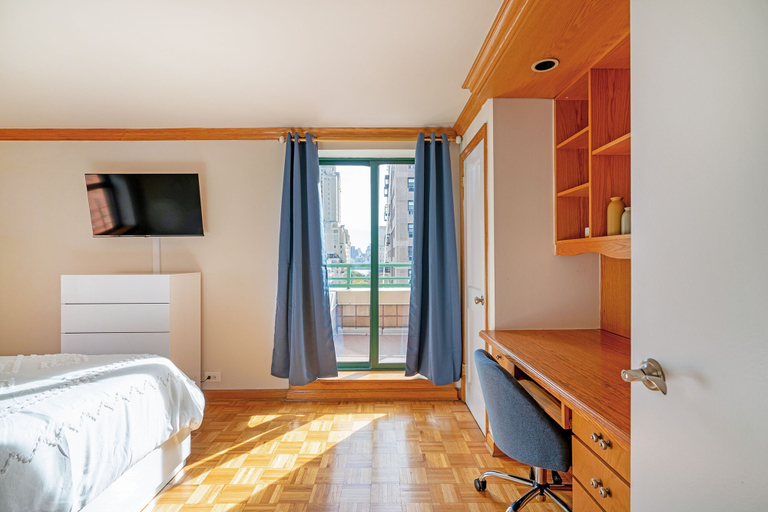 Room 4, Contemporary 2 Bed 2 Bath Apt Bright and Sunny, New York
