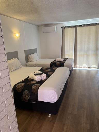 Bedroom 3, Budget Motel Midland, Swan