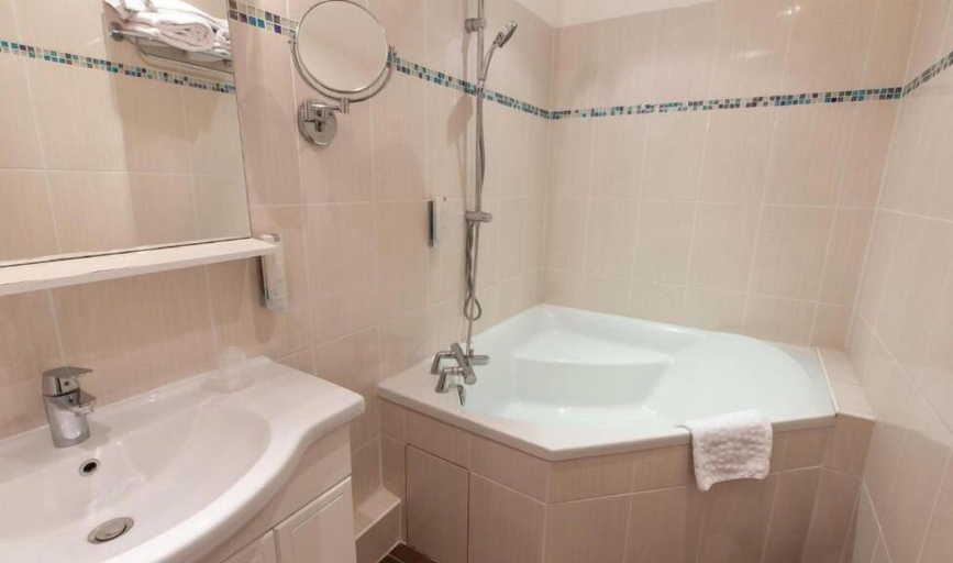 Bathroom, Elysee Hotel, Indre