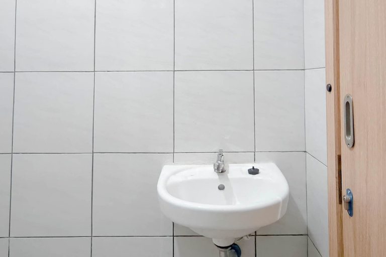 Bathroom 2, Chic Studio At Bandaraya - Tallasa City Makassar Apartment, Makassar