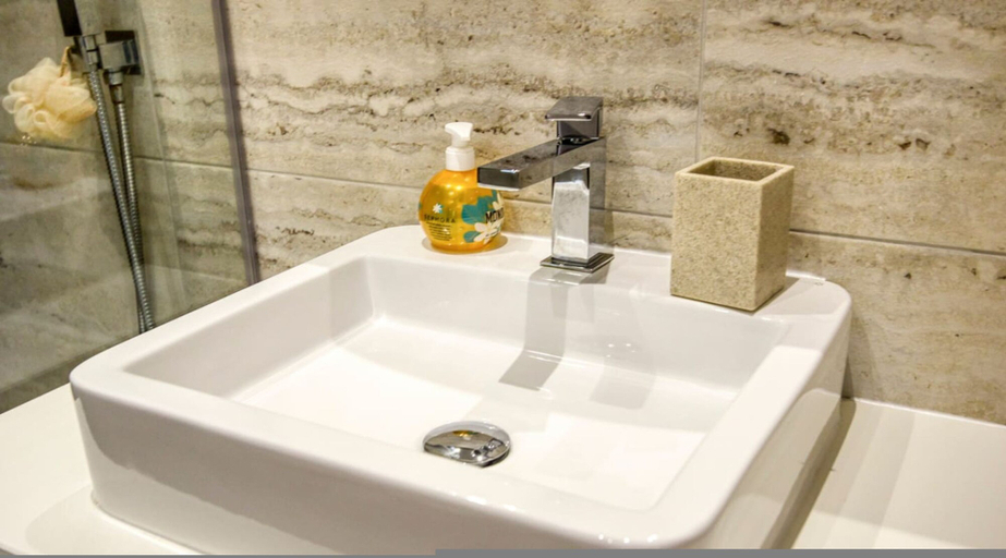 Room 4, Central Msida Apartment Workspace Wi-fi A C