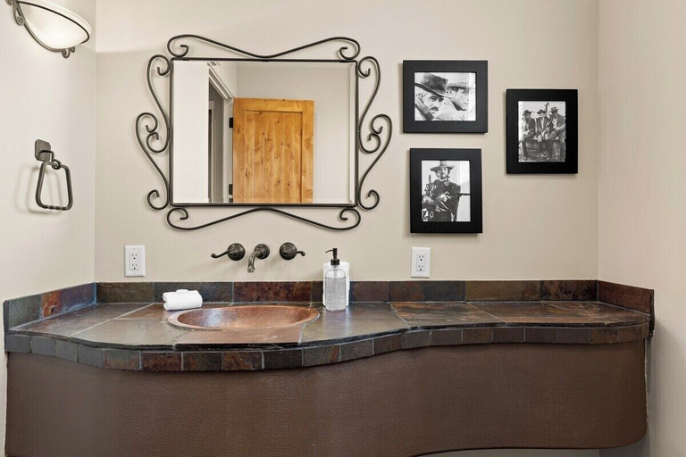 Bathroom 4, Dale, Maricopa