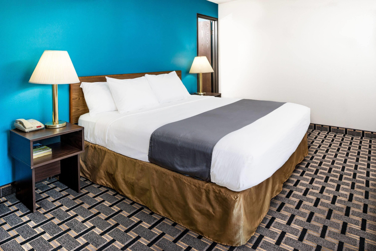 Bedroom 3, Super 8 by Wyndham Lincoln West, Lancaster