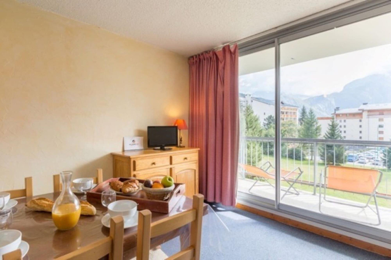 Living room 2, Snowy Escape With a View, Isère