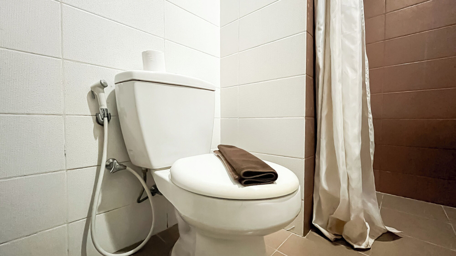 Bathroom 4, Cozy Stay 1Br At Vittoria Residence, Jakarta Barat