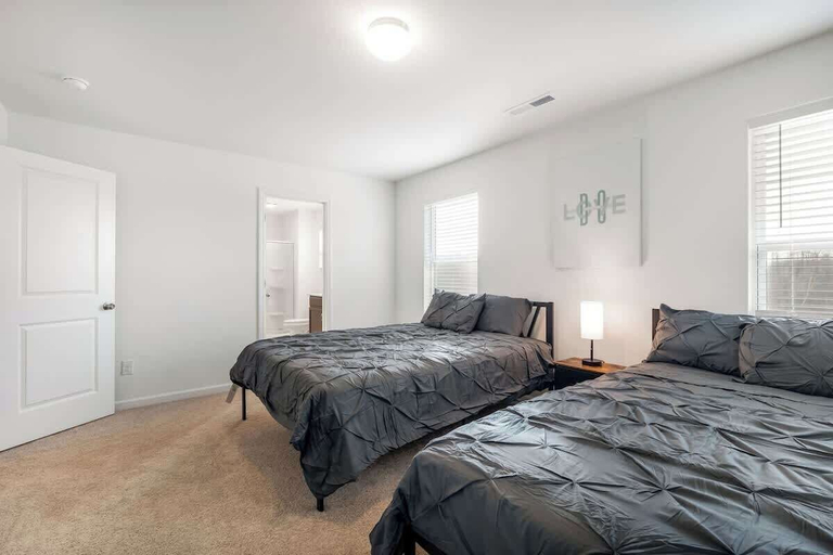 Room 1, Modern Comfort Spacious Home 5BR 3BA, Guilford