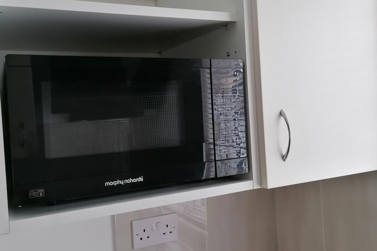 Microwave, 1-bed Apartment Near Coventry Hospital, Warwickshire