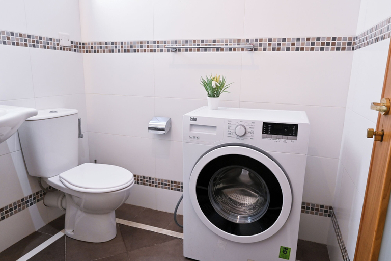Bathroom 5, Camenzuli Apartments