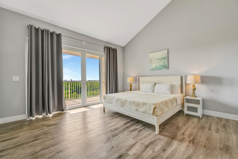 Room 4, The Mangrove Waterfront Pool Hot Tub Near Beach, Hillsborough