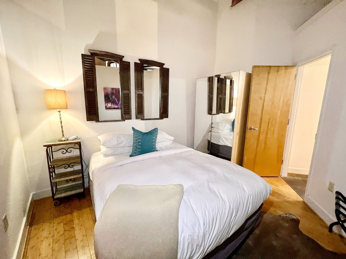 Interior 5, Elvis, Davidson