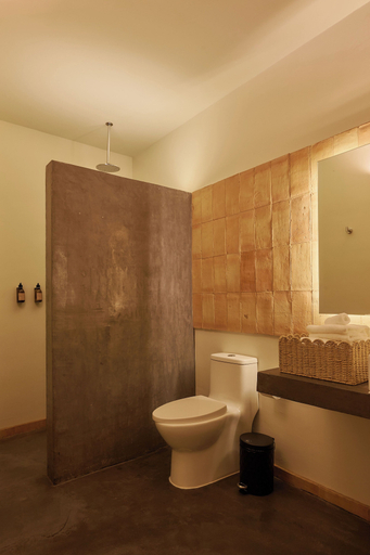 Bathroom 5, Lar Syrah, Del Centro