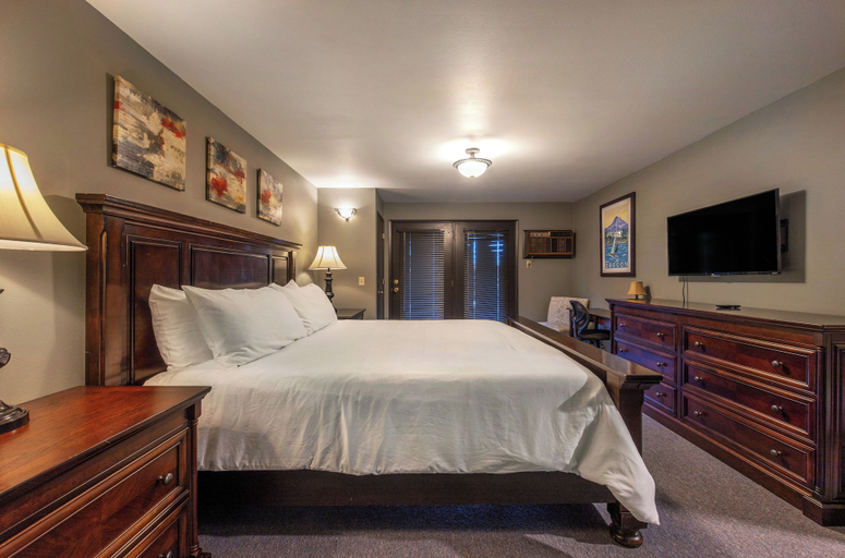 Interior 2, 18 Lodge, Hood River