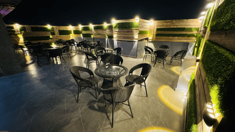 Outdoor dining 4, Reebah Inn & Suites, Gurgaon