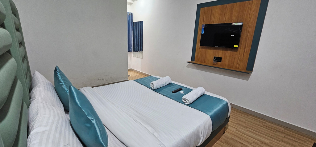 Room 5, Hotel Jalsa, Surat