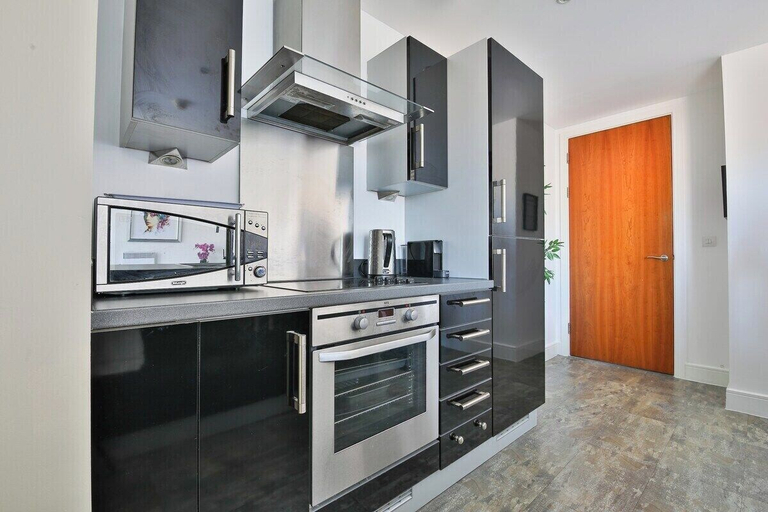 Private kitchen 2, Just Stay Wales Beautiful 1 Bed Flat - Marina View, Swansea