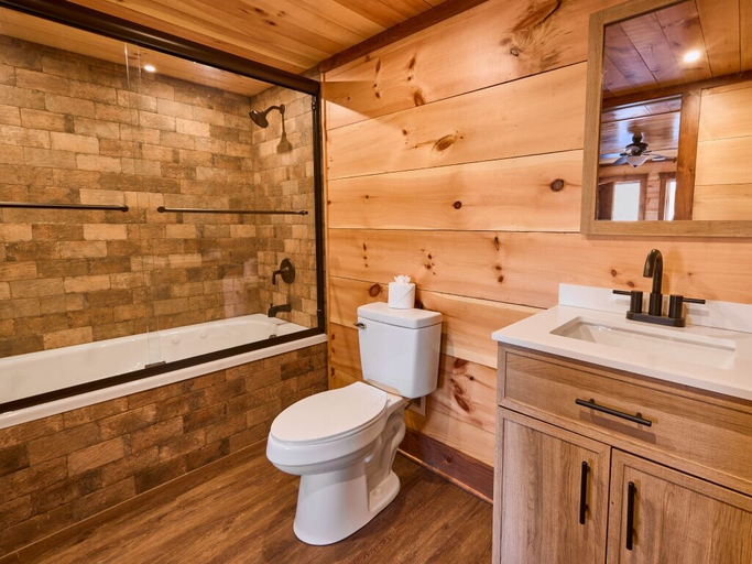 Bathroom 4, The Derby Inn, Garland