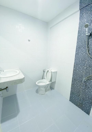 Bathroom 5, Tanatnan Hotel, Muang Ranong