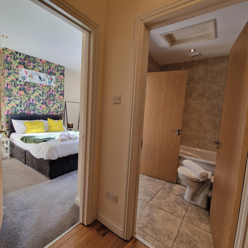 Room 3, Coventry Retreat - Modern 2 Bed Apartment, Coventry